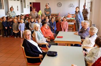galerie-Rencontre intergénération école st Marie et Drève du Château : chansons et goûter